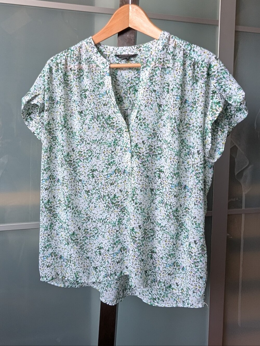 Banana Republic Lightweight Green and White Floral Split-Neck Blouse